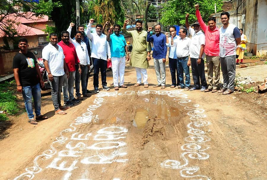 ಹುಬ್ಬಳ್ಳಿಯ ಕೇಶ್ವಾಪುರ ಸೇಂಟ್ ಮೈಕಲ್ ಸ್ಕೂಲ್ ಬಳಿ ರಸ್ತೆ ಅಭಿವೃದ್ಧಿಪಡಿಸಬೇಕು ಎಂದು ಆಗ್ರಹಿಸಿ ಬುಧವಾರ ಕಾಂಗ್ರೆಸ್ ಕಾರ್ಯಕರ್ತರು ರಂಗೋಲಿ ಬಿಡಿಸಿ ಪ್ರತಿಭಟನೆ ಮಾಡಿದರು