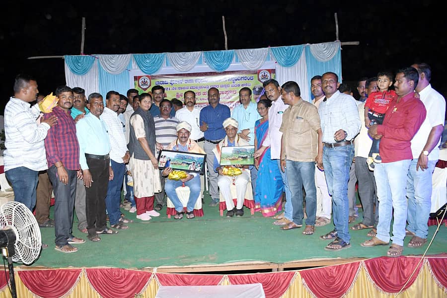 ಮುಖ್ಯಮಂತ್ರಿಗಳ ಚಿನ್ನದ ಪದಕ ಪಡೆದ ಬಾದಾಮಿ ಪೊಲೀಸ್ ಠಾಣೆಯ ಸಿಪಿಐ ರಮೇಶ ಹಾನಾಪೂರ ಮತ್ತು ಬಾಗಲಕೋಟೆ ಸಿಪಿಐ ವಿಜಯ ಮುರಗುಂಡಿ ಅವರನ್ನು ಬಾದಾಮಿಯಲ್ಲಿ ಪೊಲೀಸ್– ಸಾರ್ವಜನಿಕರು ಸನ್ಮಾನಿಸಿದರು. ತಹಶೀಲ್ದಾರ್ ಜೆ.ಬಿ. ಮಜ್ಜಗಿ, ಪುರಸಭೆ ಅಧ್ಯಕ್ಷ ಆರ್.ಎಫ್. ಬಾಗವಾನ, ನಗರ ಯೋಜನಾ ಪ್ರಾಧಿಕಾರ ಅಧ್ಯಕ್ಷ ನಾಗರಾಜ ಕಾಚಟ್ಟಿ, ಕಾನಿಪ ಅಧ್ಯಕ್ಷ ಮಹೇಶ ಭಿಕ್ಷಾವತಿಮಠ, ಇಒ ಮಲ್ಲಿಕಾರ್ಜುನ ಕಲಾದಗಿ ಇದ್ದಾರೆ