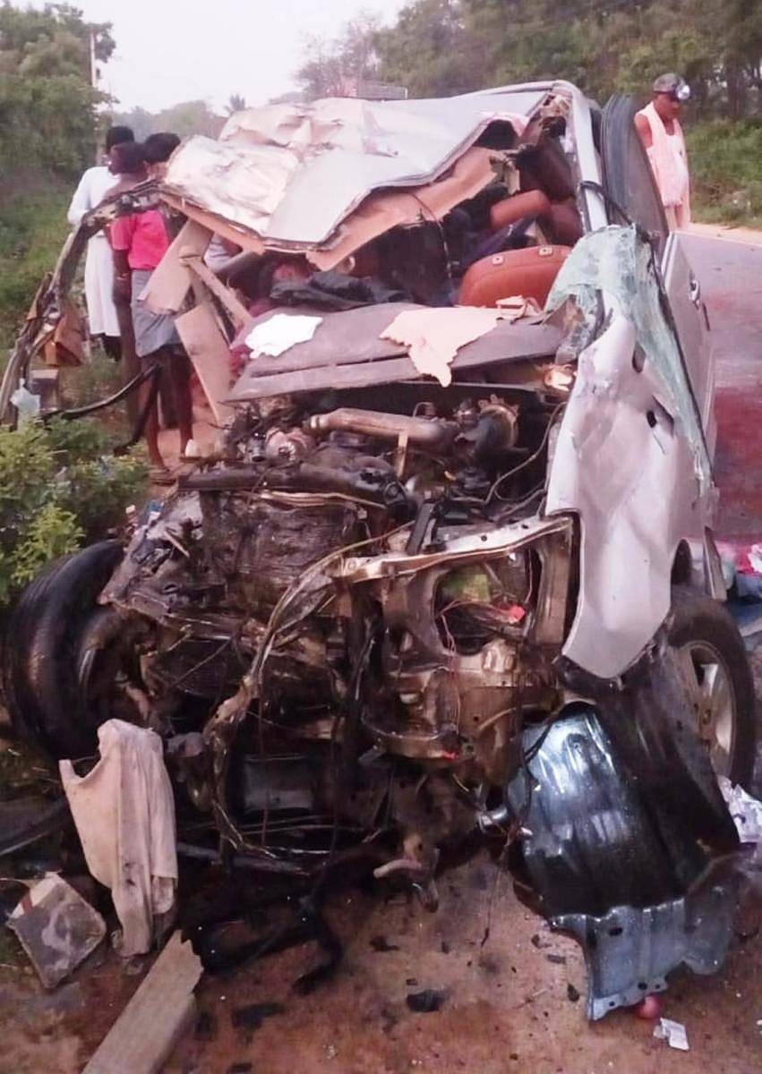 ತುರುವೇಕೆರೆ ತಾಲ್ಲೂಕಿನ ಮಾಯಸಂದ್ರ ಹೋಬಳಿಯ ಚಿಕ್ಕಶೆಟ್ಟಿಕೆರೆ ಬಳಿ ಅಪಘಾತಕ್ಕೀಡಾದ ಇನೋವಾ ಕಾರು ಜಖಂಗೊಂಡಿದೆ.