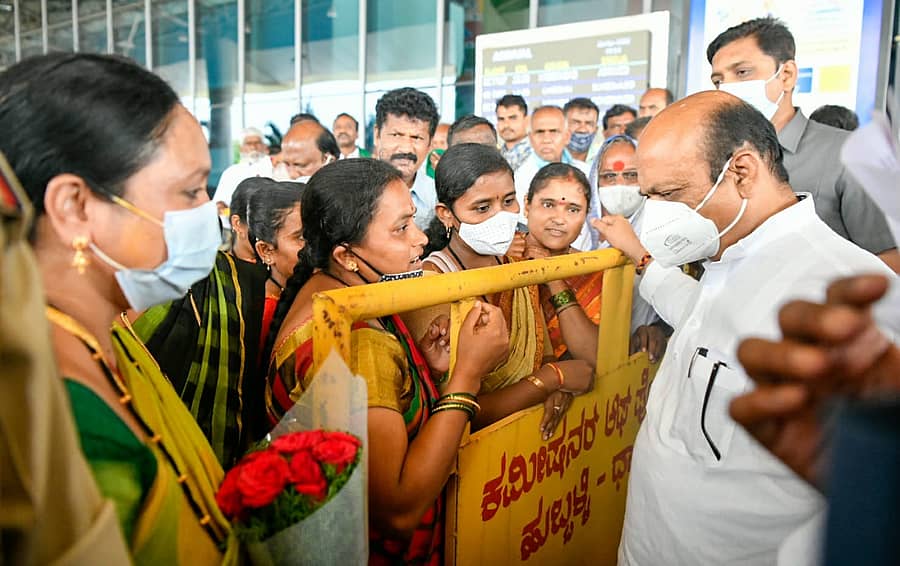 ಹುಬ್ಬಳ್ಳಿ ವಿಮಾನ ನಿಲ್ದಾಣದಲ್ಲಿ ಗುರುವಾರ ಮುಖ್ಯಮಂತ್ರಿ ಬಸವರಾಜ ಬೊಮ್ಮಾಯಿ ಸಾರ್ವಜನಿಕರಿಂದ ಅಹವಾಲು ಆಲಿಸಿದರು.