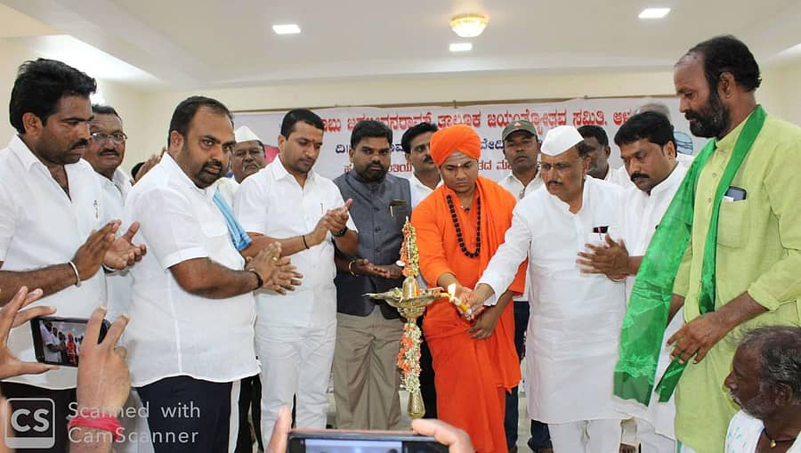 ಆಳಂದದ ಲಿಂಗಾಯತ ಭವನದಲ್ಲಿ ಹಮ್ಮಿಕೊಂಡಿದ್ದ ಡಾ.ಜಗಜೀವನರಾಮ್ ಜಯಂತಿ ಕಾರ್ಯಕ್ರಮವನ್ನು ಬಿ.ಆರ್. ಪಾಟೀಲ ಉದ್ಘಾಟಿಸಿದರು. ಅಭಿನವ ಶಿವಲಿಂಗ ಸ್ವಾಮೀಜಿ, ವಿಜಯಕುಮಾರ ರಾಮಕೃಷ್ಣ ಇದ್ದರು