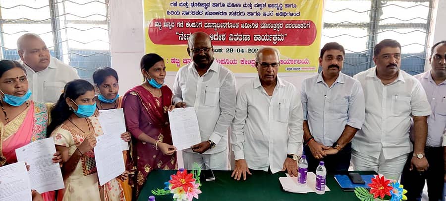 ಹಟ್ಟಿ ಚಿನ್ನದ ಗಣಿ ಕಂಪೆನಿ ಆಡಳಿತ ಕಚೇರಿಯಲ್ಲಿ ಶುಕ್ರವಾರ ನಡೆದ ಕಾರ್ಯಕ್ರಮದಲ್ಲಿ ಭೂ ಸಂತ್ರಸ್ತರಿಗೆ ಮತ್ತು ಭೂ ಸಂತ್ರಸ್ತ ಅವಲಂಬಿತರಿಗೆ ಕಂಪೆನಿಯ ಅಧ್ಯಕ್ಷ ಮಾನಪ್ಪ ಡಿ.ವಜ್ಜಲ್ ಅವರು ನೇಮಕಾತಿ ಆದೇಶ ಪತ್ರ ಹಸ್ತಾಂತರಿಸಿದರು.