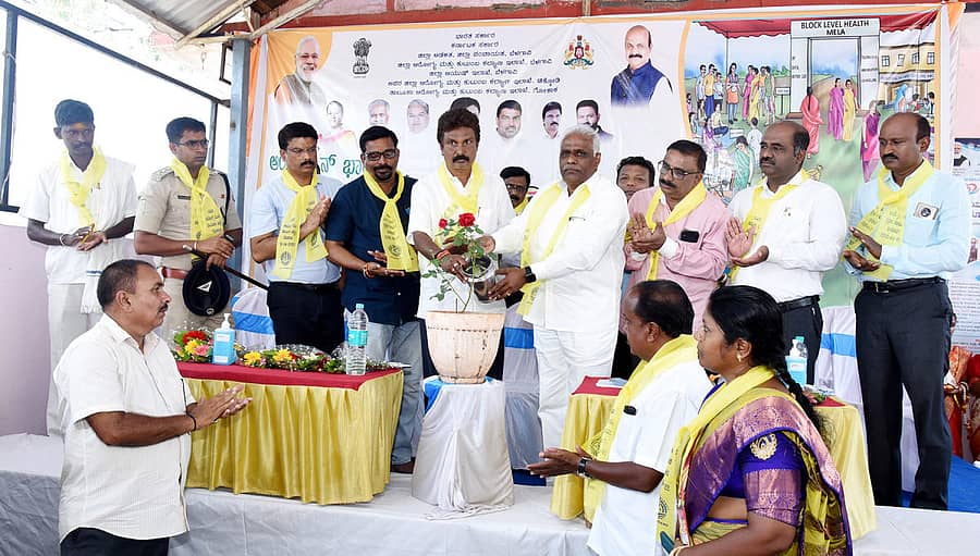 ಗೋಕಾಕದಲ್ಲಿ ಶುಕ್ರವಾರ ನಡೆದ ತಾಲ್ಲೂಕು ಮಟ್ಟದ ಉಚಿತ ಆರೋಗ್ಯ ಮೇಳವನ್ನು ವಿಧಾನಪರಿಷತ್ ಸದಸ್ಯ ಲಖನ್ ಜಾರಕಿಹೊಳಿ ಹಾಗೂ ರಾಜ್ಯಸಭಾ ಸದಸ್ಯ ಈರಣ್ಣ ಕಡಾಡಿ ಉದ್ಘಾಟಿಸಿದರು