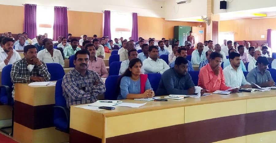 ಹಾವೇರಿ ಜಿಲ್ಲಾಡಳಿತ ಭವನದ ಸಭಾಂಗಣದಲ್ಲಿ ಶುಕ್ರವಾರ ನಡೆದ ಮುಂಗಾರು ಹಂಗಾಮು ಪೂರ್ವಸಿದ್ಧತಾ ಸಭೆಯಲ್ಲಿ ಕೃಷಿ ಇಲಾಖೆ ಅಧಿಕಾರಿಗಳು, ರಸಗೊಬ್ಬರ ಮಾರಾಟಗಾರರು, ಸಹಕಾರ ಸಂಘಗಳ ಪ್ರತಿನಿಧಿಗಳು, ಕೃಷಿ ಪರಿಕರ ಮಾರಾಟಗಾರರು ಪಾಲ್ಗೊಂಡಿದ್ದರು