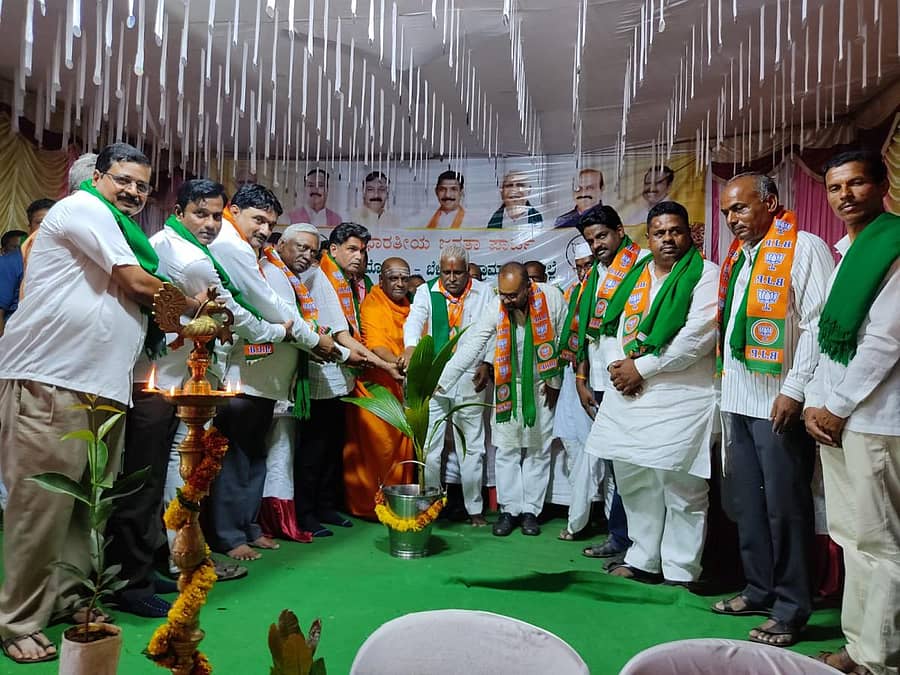 ನೇಸರಗಿ ಸಮೀಪದ ಕೆ.ಎನ್. ಮಲ್ಲಾಪೂರ ಗ್ರಾಮದಲ್ಲಿ ನಡೆದ ಆತ್ಮ ನಿರ್ಭರ ಕೃಷಿ– ಸಿರಿಧಾನ್ಯಗಳ ಮೇಳವನ್ನು ರಾಜ್ಯಸಭಾ ಸದಸ್ಯ ಈರಣ್ಣ ಕಡಾಡಿ ಉದ್ಘಾಟಿಸಿದರು