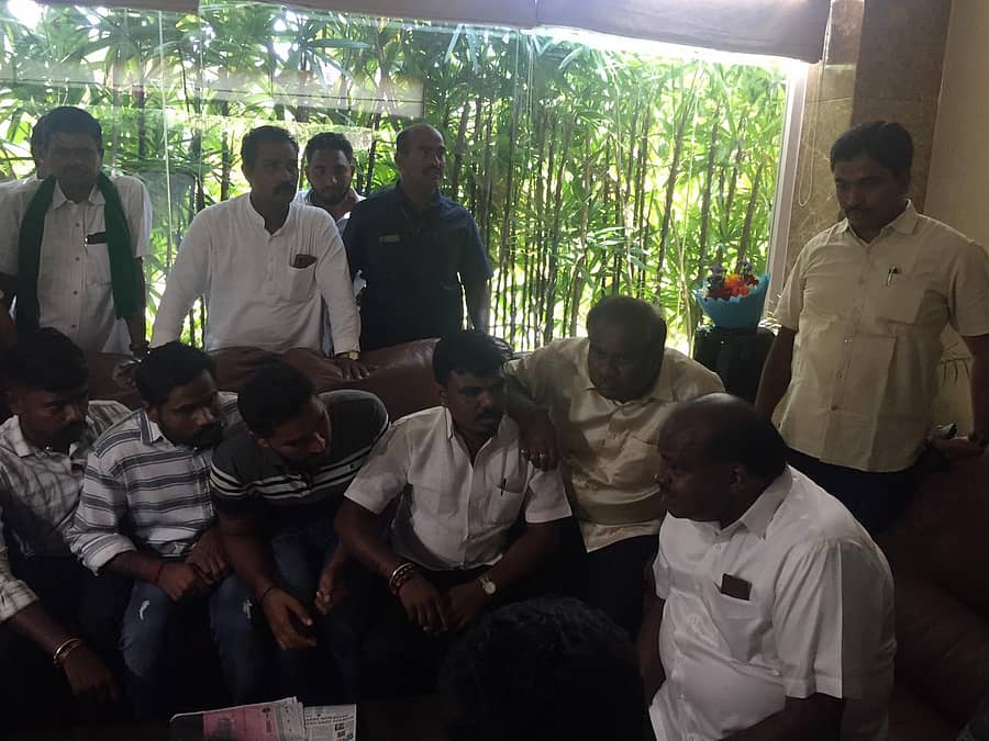 ಕುಮಾರಸ್ವಾಮಿ ಅವರನ್ನು ಹುಬ್ಬಳ್ಳಿಯಲ್ಲಿ ಭೇಟಿಯಾದ ಪಿಎಸ್ಐ ಆಕಾಂಕ್ಷಿಗಳು