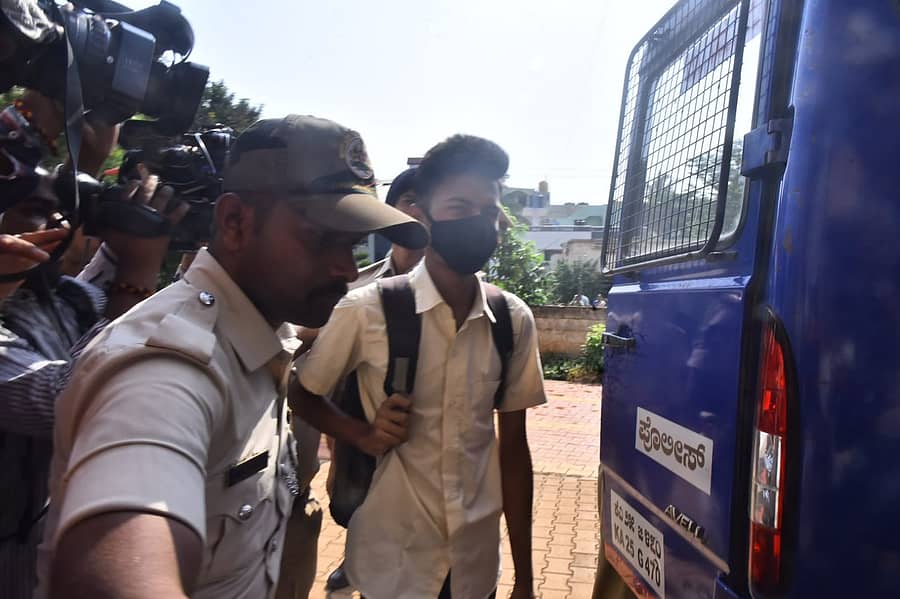 ಆರೋಪಿ ಅಭಿಷೇಕ ಹಿರೇಮಠ ಶುಕ್ರವಾರ ದ್ವಿತೀಯ ಪಿಯುಸಿ ಪರೀಕ್ಷೆ ಬರೆದು, ವಾಪಸ್ ಜೈಲಿಗೆ ಮರಳಿದ್ದಾನೆ.