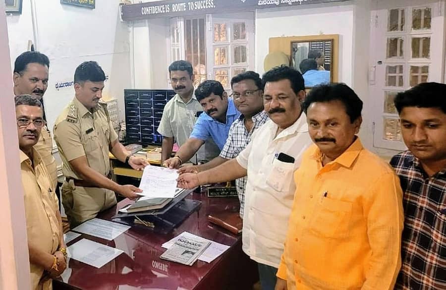ಹುಬ್ಬಳ್ಳಿ ಶಹರ ಠಾಣೆ ಇನ್ಸ್ಪೆಕ್ಟರ್ ಆನಂದ ಒನಕುದರಿ ಅವರಿಗೆ ಬಿಜೆಪಿ ಮುಖಂಡರು, ಕಾರ್ಯಕರ್ತರು ಶುಕ್ರವಾರ ಮನವಿ ಸಲ್ಲಿಸಿದರು