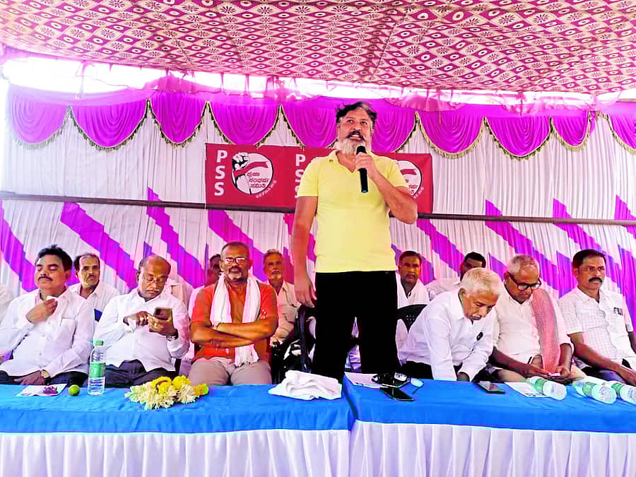 ಚೇಳೂರಿನಲ್ಲಿ ಶುಕ್ರವಾರ ಮಾಜಿ ಶಾಸಕ ದಿ.ಜಿ.ವಿ.ಶ್ರೀರಾಮರೆಡ್ಡಿ ಅವರಿಗೆ ಶ್ರದ್ಧಾಂಜಲಿ ಕಾರ್ಯಕ್ರಮ ಹಮ್ಮಿಕೊಳ್ಳಲಾಗಿತ್ತು