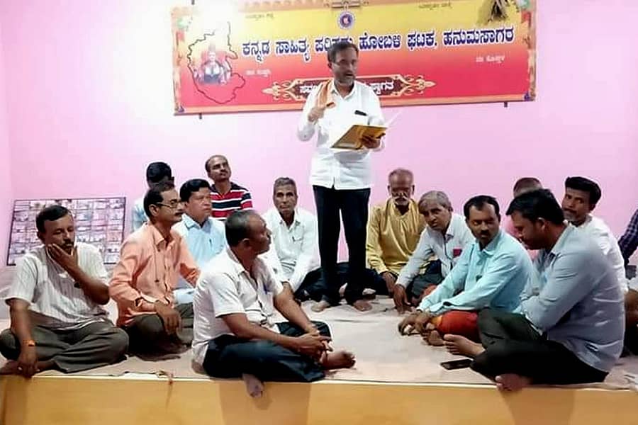 ಹನುಮಸಾಗರದ ಕನ್ನಡ ಭವನದಲ್ಲಿ ನಡೆದ ಕಸಾಪ ಸಭೆಯಲ್ಲಿ ಮಲ್ಲಯ್ಯ ಕೋಮಾರಿ ಮಾತನಾಡಿದರು