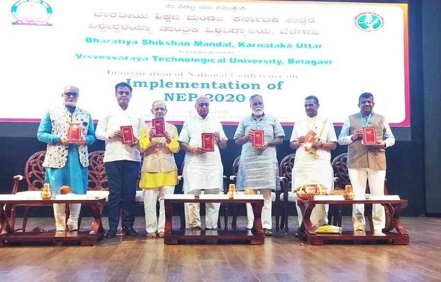 ಬೆಳಗಾವಿಯ ವಿಶ್ವೇಶ್ವರಯ್ಯ ತಾಂತ್ರಿಕ ವಿಶ್ವವಿದ್ಯಾಲಯದಲ್ಲಿ ಶನಿವಾರ ನಡೆದ ರಾಷ್ಟ್ರೀಯ ಸಮ್ಮೇಳನದಲ್ಲಿ ಭಾರತೀಯ ಶಿಕ್ಷಣ ಮಂಡಳದ ಕಾರ್ಯಕರ್ತರು ರಚಿಸಿದ ಕೃತಿಗಳನ್ನು ಗಣ್ಯರು ಬಿಡುಗಡೆಗೊಳಿಸಿದರು. ಸಚಿವರಾದ ಸಿ.ಎನ್.ಅಶ್ವತ್ಥನಾರಾಯಣ, ಬಿ.ಸಿ.ನಾಗೇಶ್ ಇತರರಿದ್ದಾರೆ