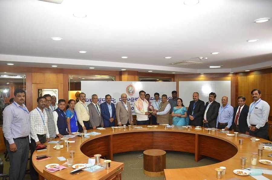 ಬೆಳಗಾವಿಯ ವಿಶ್ವೇಶ್ವರಯ್ಯ ತಾಂತ್ರಿಕ ವಿಶ್ವವಿದ್ಯಾಲಯವನ್ನು ಐಐಟಿ ದರ್ಜೆಗೆ ಏರಿಸುವ ನಿಟ್ಟಿನಿಲ್ಲಿ ಸಿದ್ಧಪಡಿಸಿರುವ ವರದಿಯನ್ನು ಉನ್ನತ ಶಿಕ್ಷಣ ಸಚಿವ ಡಾ.ಸಿ.ಎನ್. ಅಶ್ವತ್ಥನಾರಾಯಣ ಅವರಿಗೆ ಕುಲಪತಿ ಪ್ರೊ.ಕರಿಸಿದ್ದಪ್ಪ ಶನಿವಾರ ಸಲ್ಲಿಸಿ, ಸತ್ಕರಿಸಿದರು