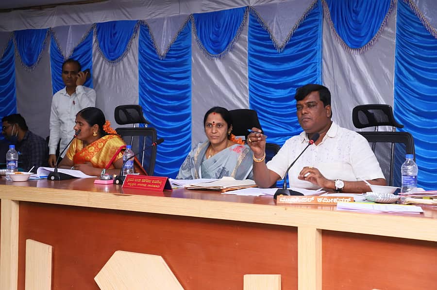 ರಾಯಚೂರು ನಗರಸಭೆ ಅಧ್ಯಕ್ಷೆ ಲಲಿತಾ ಆಂಜಿನೇಯ್ಯ ಕಡಗೋಲ ಅವರ ಅಧ್ಯಕ್ಷತೆಯಲ್ಲಿ ನಗರಸಭೆ ಸಭಾಂಗಣದಲ್ಲಿ ಶನಿವಾರ ಸಾಮಾನ್ಯಸಭೆ ನಡೆಯಿತು. ಉಪಾಧ್ಯಕ್ಷೆ ನರಸಮ್ಮ ಮಾಡಗಿರಿ, ಪೌರಾಯುಕ್ತ ಕೆ.ಮುನಿಸ್ವಾಮಿ ಇದ್ದರು.