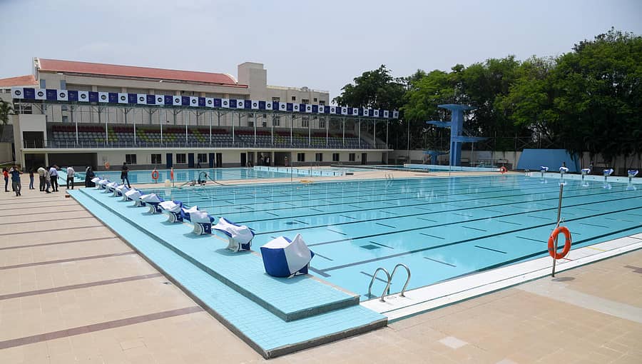 ಬೆಂಗಳೂರಿನ ಜೈನ್ ವಿವಿ ಆವರಣದ ಈಜುಕೊಳ –ಪ್ರಜಾವಾಣಿ ಚಿತ್ರ