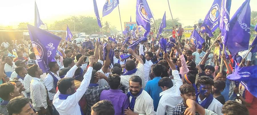 ಮಸ್ಕಿಯಲ್ಲಿ ಶುಕ್ರವಾರ ನಡೆದ ಡಾ. ಅಂಬೇಡ್ಕರ್ ಹಾಗೂ ಡಾ. ಬಾಬು ಜಗಜೀವನ್ ರಾಂ ಭಾವಚಿತ್ರದ ಮೆರವಣಿಗೆ ಅದ್ದೂರಿಯಾಗಿ ನಡೆಯಿತು