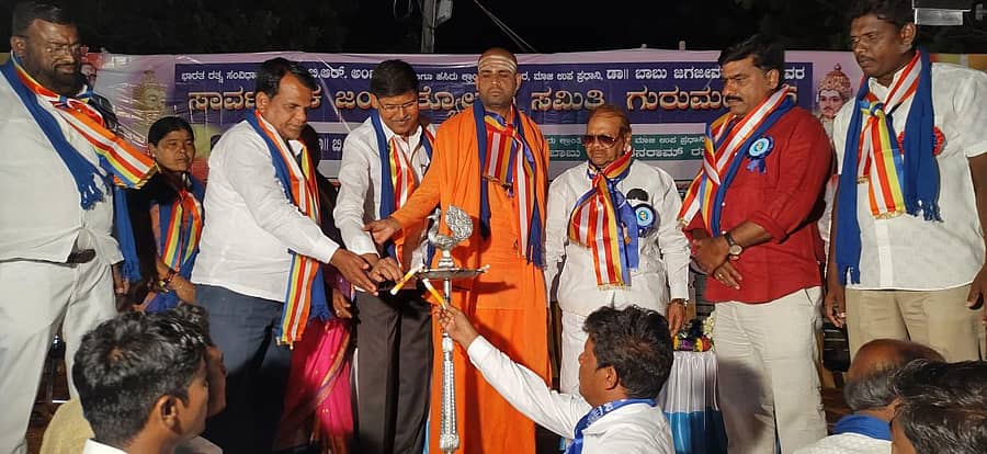 ಗುರುಮಠಕಲ್ ಪಟ್ಟಣದ ಸಾರ್ವಜನಿಕ ಉತ್ಸವ ಸಮಿತಿ ವತಿಯಿಂದ ಸರ್ಕಾರಿ ಪ್ರೌಢ ಶಾಲೆಯ ಮೈದಾನ ಆವರಣದಲ್ಲಿ ಆಯೋಜಿಸಿದ್ದ ಡಾ.ಬಿ.ಆರ್.ಅಂಬೇಡ್ಕರ್ ಹಾಗೂಬಾಬು ಜಗಜೀವನರಾಂ ಜಯಂತಿ ಉತ್ಸವವನ್ನು ಗಣ್ಯರು ಉದ್ಘಾಟಿಸಿದರು