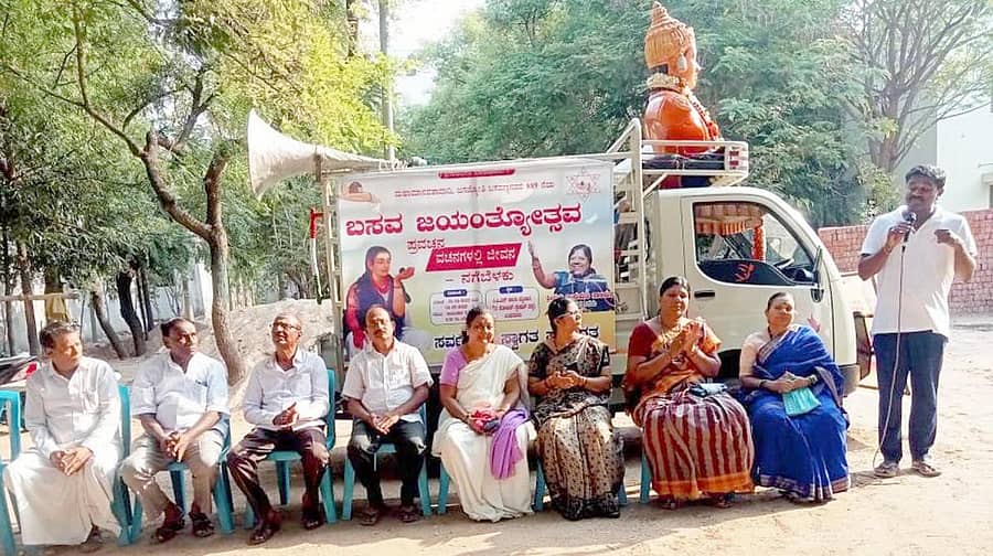 ಸಿಂಧನೂರಿನ ಬಸವಕೇಂದ್ರದಿಂದ ಶನಿವಾರ ಬೆಳಿಗ್ಗೆ ನಡೆದ ಜಗಜ್ಯೋತಿ ಬಸವೇಶ್ವರ ಅವರ 889ನೇ ಜಯಂತ್ಯೋತ್ಸವ ಪ್ರಯುಕ್ತ ಶರಣ ಸಂಸ್ಕøತಿ ಜಾಗೃತಿ ಪಾದಯಾತ್ರೆಯ ಆತ್ಮಾವಲೋಕನ ಸಭೆಯಲ್ಲಿ ಪಾಟೀಲ್ ಅಕಾಡೆಮಿಯ ಮುಖ್ಯಸ್ಥ ಆರ್.ಸಿ.ಪಾಟೀಲ್ ಮಾತನಾಡಿದರು