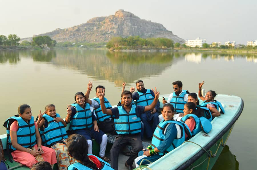 ಯಾದಗಿರಿ ನಗರದ ಲುಂಬಿನಿ ವನದ ಸಣ್ಣಕೆರೆಯ ಮೋಟಾರ್ ಬೋಟಿಂಗ್ನಲ್ಲಿ ಜನರ ಸಂಭ್ರಮಪ್ರಜಾವಾಣಿ ಚಿತ್ರ/ ರಾಜಕುಮಾರ ನಳ್ಳಿಕರ