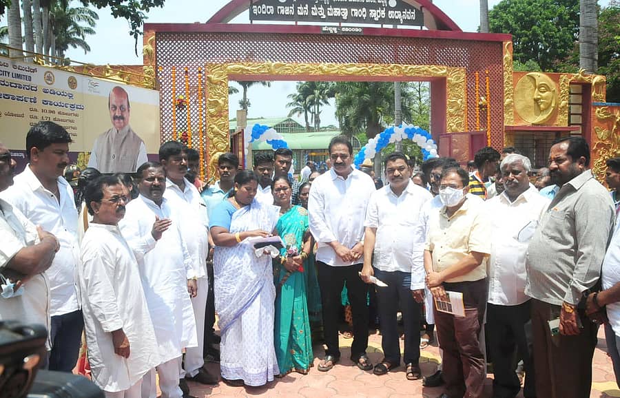 ಹುಬ್ಬಳ್ಳಿ ಮಹತ್ಮಾಗಾಂಧಿ ಉದ್ಯಾನದ ಎದುರು ಶನಿವಾರ ಕಾಂಗ್ರೆಸ್‌ ಕಾರ್ಯಕರ್ತರು ಪ್ರತಿಭಟನೆ ನಡೆಸಿದರು