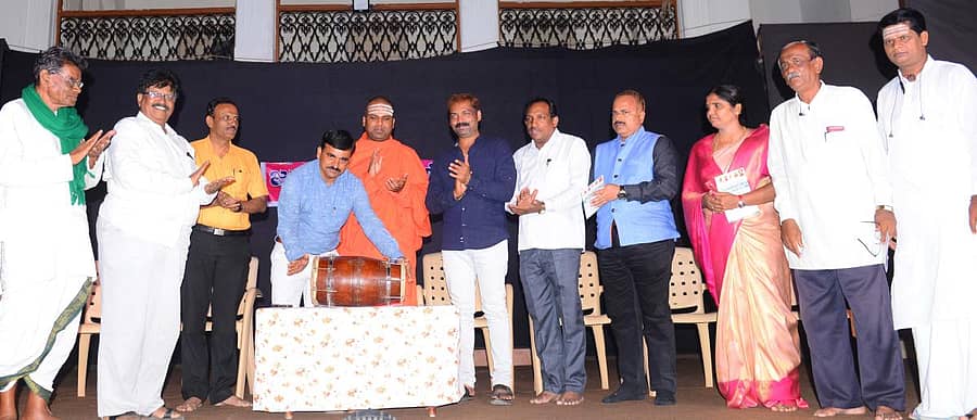 ದಾವಣಗೆರೆ ಶಿವಯೋಗಾಶ್ರಮದಲ್ಲಿ ಶನಿವಾರ ಜಮುರಾ ನಾಟಕೋತ್ಸವವನ್ನು ಧೂಡಾ ಆಯುಕ್ತ ಬಿ.ಟಿ ಕುಮಾರಸ್ವಾಮಿ ಡೋಲು ಬಾರಿಸಿ ಉದ್ಘಾಟಿಸಿದರು (ಎಡಚಿತ್ರ). ಜಮುರಾ ನಾಟಕೋತ್ಸವದಲ್ಲಿ ‘ಅವಿರಳಜ್ಞಾನಿ ಚೆನ್ನಬಸವಣ್ಣ’ ನಾಟಕವನ್ನು ಜಮುರಾ ಸುತ್ತಾಟದ ಕಲಾವಿದರು ಪ್ರದರ್ಶಿಸಿದರು.