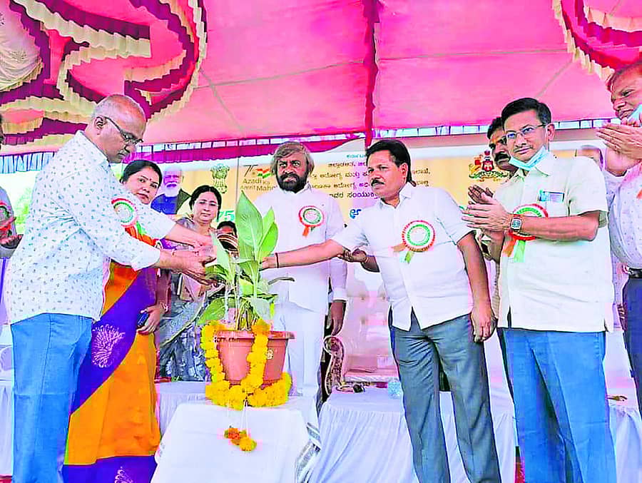 ಭಾಲ್ಕಿಯ ಸಾರ್ವಜನಿಕ ಆಸ್ಪತ್ರೆಯ ಆವರಣದಲ್ಲಿ ಸ್ವಾತಂತ್ರ್ಯ ಅಮೃತ ಮಹೋತ್ಸವ ನಿಮಿತ್ತ ಹಮ್ಮಿಕೊಂಡಿದ್ದ ತಾಲ್ಲೂಕು ಮಟ್ಟದ ಆರೋಗ್ಯ ಮೇಳವನ್ನು ಶಾಸಕ ಈಶ್ವರ ಖಂಡ್ರೆ ಉದ್ಘಾಟಿಸಿದರು. ಪುರಸಭೆ ಅಧ್ಯಕ್ಷ ಬಸವರಾಜ ಶಂಕೆ ಇದ್ದರು