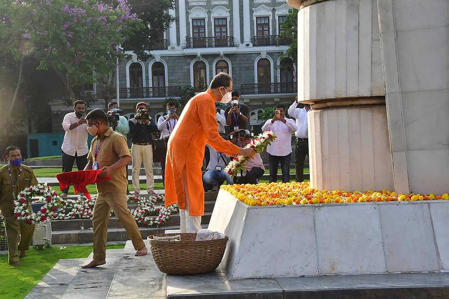 ಮುಂಬೈನ ಹುತಾತ್ಮ ಚೌಕದಲ್ಲಿ ಭಾನುವಾರ 62ನೇ ಮಹಾರಾಷ್ಟ್ರ ದಿನಾಚರಣೆ ನಿಮಿತ್ತ ‘ಸಂಯುಕ್ತ ಮಹಾರಾಷ್ಟ್ರ ಚಳವಳಿ’ಗಾಗಿ ಪ್ರಾಣತ್ಯಾಗ ಮಾಡಿದ ಹುತಾತ್ಮರಿಗೆ ಮುಖ್ಯಮಂತ್ರಿ ಉದ್ಧವ್ ಠಾಕ್ರೆ ಅವರು ಗೌರವ ನಮನ ಸಲ್ಲಿಸಿದರು –ಪಿಟಿಐ ಚಿತ್ರ