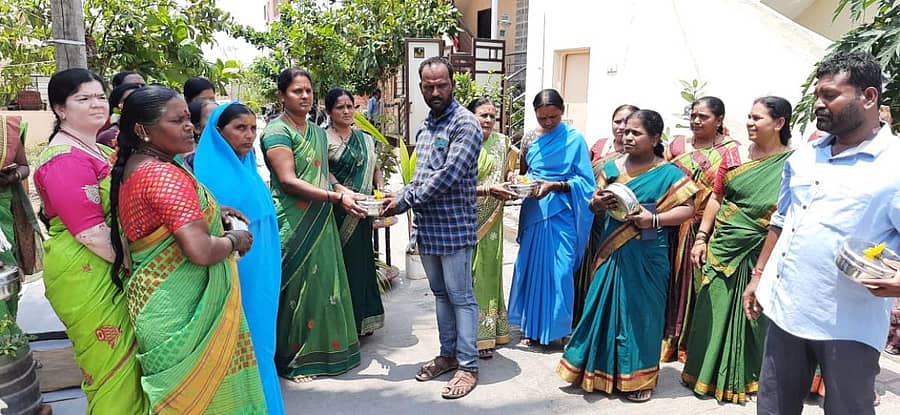 ಕುಕನೂರಿನ ಸಂಜಯ್ ನಗರದಲ್ಲಿ ಪೌರ ಕಾರ್ಮಿಕರಿಗೆ ಕಾರ್ಮಿಕ ದಿನಾಚರಣೆ ಅಂಗವಾಗಿ ಲಂಚ್ ಬಾಕ್ಸ್ ವಿತರಿಸಲಾಯಿತು