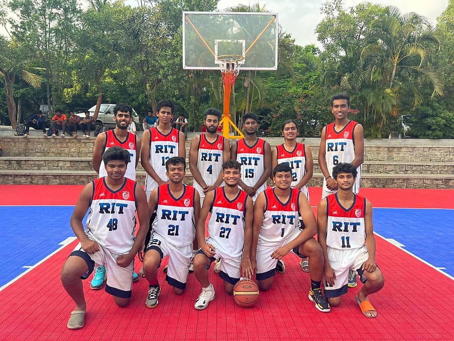 ಪ್ರಶಸ್ತಿ ವಿಜೇತ ರಾಮಯ್ಯ ಇನ್‌ಸ್ಟಿಟ್ಯೂಟ್‌ ಆಫ್‌ ಟೆಕ್ನಾಲಜಿ ತಂಡ: ಎಡದಿಂದ (ನಿಂತವರು): ಅಕ್ಷನ್‌, ಜೋಷುವಾ, ರೋಹನ್‌, ಪ್ರೀತಂ, ವಿಷ್ಣು, ಪ್ರದ್ಯುಮ್ನ. (ಕುಳಿತವರು) ದಿನೇಶ್, ಪ್ರಣವ್‌, ವಾಸು ಸಿಂಗ್‌, ಗೌರವ್‌, ಚಲ್ಲಾ ಶ್ರೀನಿವಾಸ್‌