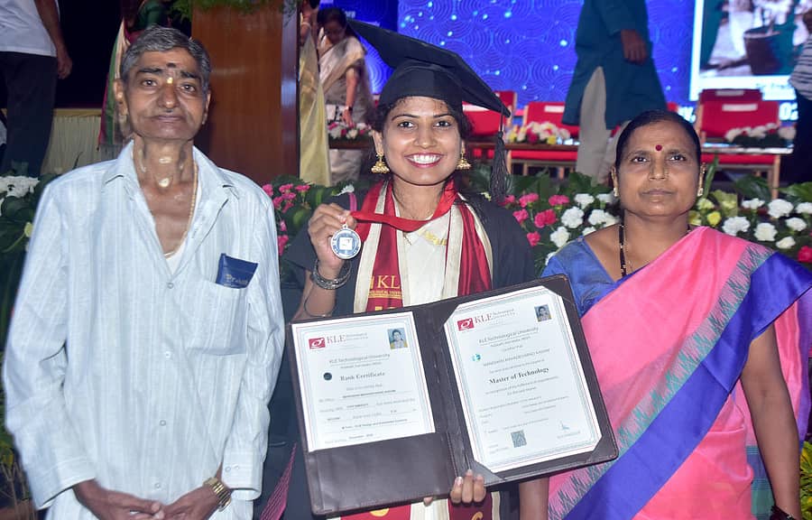 ಪೋಷಕರ ಜೊತೆ ಪದಕದ ಖುಷಿ ಹಂಚಿಕೊಂಡ ಮಂದಾಕಿನಿ ಕದಂ