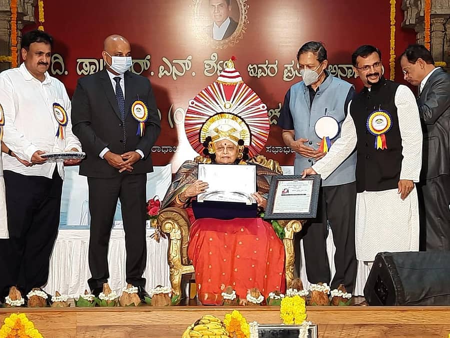 ಬಂಟರ ಸಂಘದ ವತಿಯಿಂದ ಕರ್ನಾಟಕ ಮಹಿಳಾ ದಕ್ಷತ ಸಮಿತಿಯ ಅಧ್ಯಕ್ಷರಾದ ಶರಣ್ಯ ಎಸ್.ಹೆಗ್ಡೆ ಅವರಿಗೆ ‘ದಿ.ಸುಶೀಲಾ ಪಿ.ಶೆಟ್ಟಿ ಸ್ಮಾರಕ ಮಹಿಳಾ ಸಾಧಕಿ ಪ್ರಶಸ್ತಿ ಪ್ರದಾನ ಮಾಡಲಾಯಿತು. ಸಂತೋಷ್ ಹೆಗ್ಡೆ, ಆರ್.ಉಪೇಂದ್ರ ಶೆಟ್ಟಿ ಹಾಗೂ ಇತರರು ಇದ್ದಾರೆ.