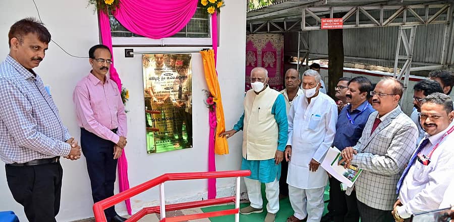 ದಾವಣಗೆರೆಯ ಪ್ರಧಾನ ಅಂಚೆ ಕಚೇರಿಯಲ್ಲಿ ಸಂಸದ ಜಿ.ಎಂ. ಸಿದ್ದೇಶ್ವರ ಅವರು ದಾವಣಗೆರೆ ಅಂಚೆ ವಿಭಾಗವನ್ನು ಉದ್ಘಾಟಿಸಿದರು