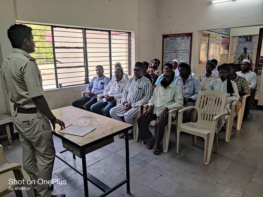 ಶಕ್ತಿನಗರದ ಪೊಲೀಸ್ ಠಾಣೆಯಲ್ಲಿ ರಂಜಾನ್ ಅಂಗವಾಗಿ ಈಚೆಗೆ ನಡೆದ ಶಾಂತಿ ಸಭೆಯಲ್ಲಿ ಮಾತನಾಡಿದ ಪಿಎಸ್‌ಐ ಎಚ್.ಹುಲಿಗೇಶ್ ಓಂಕಾರ