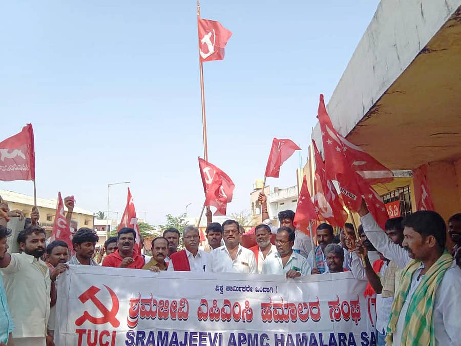 ಸಿಂಧನೂರಿನ ಶ್ರಮಜೀವಿ ಎಪಿಎಂಸಿ ಹಮಾಲರ ಸಂಘದ ಕಾರ್ಯಾಲಯದಲ್ಲಿ ನಡೆದ ಮೇ ದಿನ ಕಾರ್ಯಕ್ರಮದಲ್ಲಿ ಪಾಲ್ಗೊಂಡ ಕಾರ್ಮಿಕ ಮುಖಂಡರು