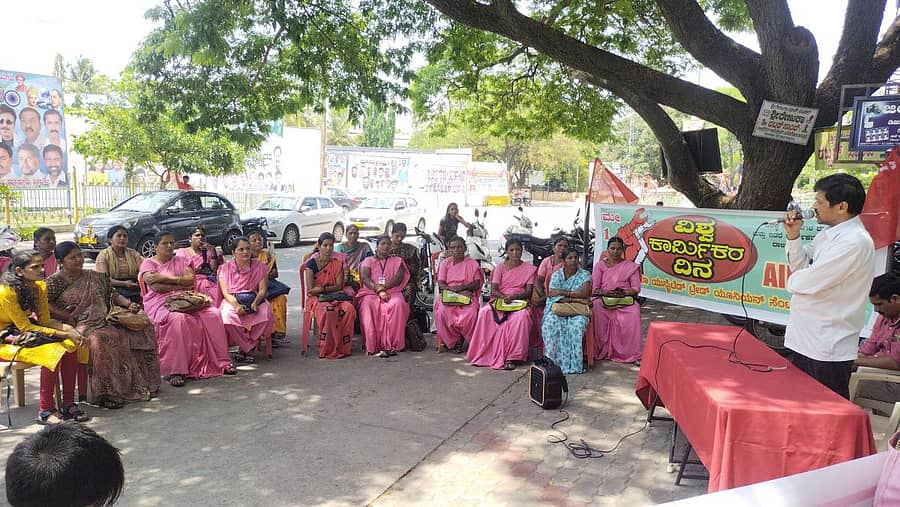 ಚಿತ್ರದುರ್ಗದಲ್ಲಿ ಕಾರ್ಮಿಕ ದಿನಾಚರಣೆ ಅಂಗವಾಗಿ ಭಾನುವಾರ ಹಮ್ಮಿಕೊಂಡಿದ್ದ ಕಾರ್ಯಕ್ರಮದಲ್ಲಿ ಎಐಯುಟಿಯುಸಿ ಜಿಲ್ಲಾ ಸಂಚಾಲಕ ರವಿಕುಮಾರ್ ಮಾತನಾಡಿದರು.