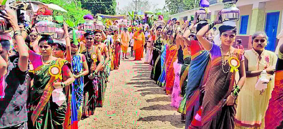 ಸುರಪುರ ತಾಲ್ಲೂಕಿನ ಪೇಠ ಅಮ್ಮಾಪುರ ಗ್ರಾಮದಲ್ಲಿ ಭಾನುವಾರ ರಾಮಲಿಂಗೇಶ್ವರ ಮಠದ 21ನೇ ಜಾತ್ರಾ ಮಹೋತ್ಸವದ ಅಂಗವಾಗಿ ಪ್ರತಿಷ್ಠಾಪಿಸಲು ಉದ್ದೇಶಿಸಿರುವ ಕಾಳಿಕಾದೇವಿ ಮತ್ತು ರಾಮಲಿಂಗೇಶ್ವರ ಮೂರ್ತಿಗಳ ಭವ್ಯ ಮೆರವಣಿಗೆ ನಡೆಯಿತು
