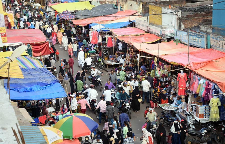 ಬೀದರ್ನ ಓಲ್ಡ್ಸಿಟಿಯ ಮಾರುಕಟ್ಟೆಯಲ್ಲಿ ಈದ್ಉಲ್ ಫಿತ್ರ ಪ್ರಯುಕ್ತ ಜನಜಂಗುಳಿ ಕಂಡು ಬಂದಿತು ಚಿತ್ರ: ಗುರುಪಾದಪ್ಪ ಸಿರ್ಸಿ