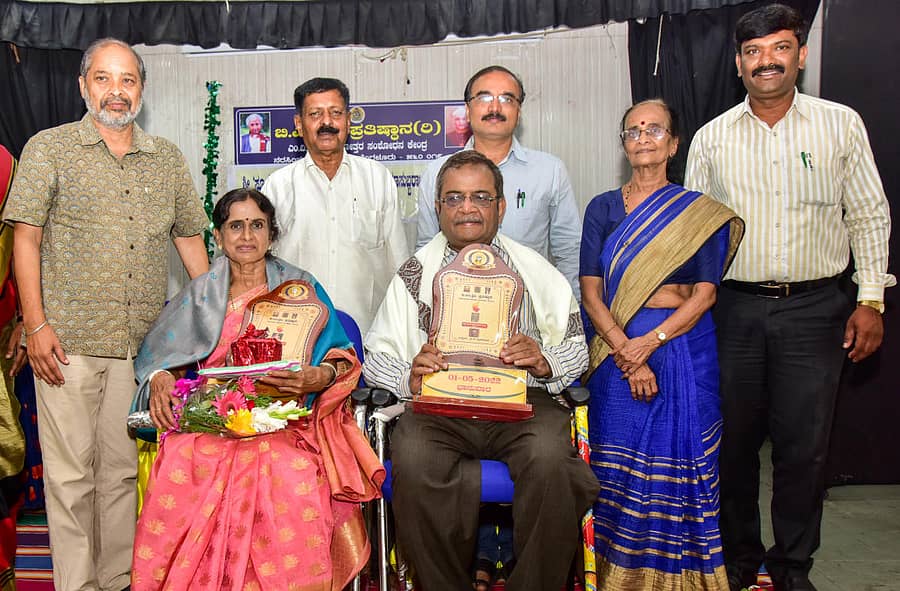 ಅಗ್ರಹಾರ ಕೃಷ್ಣಮೂರ್ತಿ (ಎಡತುದಿ) ಅವರು ಶಾಂತಾ ಇಮ್ರಾಪುರ ಹಾಗೂ ಕೆ.ಸತ್ಯನಾರಾಯಣ ಅವರಿಗೆ ಪ್ರಶಸ್ತಿ ಪ್ರದಾನ ಮಾಡಿದರು. (ಎಡದಿಂದ) ಬಿಎಂಶ್ರೀ ಪ್ರತಿಷ್ಠಾನದ ಅಧ್ಯಕ್ಷ ಬೈರಮಂಗಲ ರಾಮೇಗೌಡ, ಗೌರವ ಕೋಶಾಧಿಕಾರಿ ಎಸ್.ಅನಿಲ್ ಕುಮಾರ್, ಲೇಖಕಿ ವಿಜಯಾ ಸುಬ್ಬರಾಜ್ ಮತ್ತು ಗೌರವ ಕಾರ್ಯದರ್ಶಿ ಶಾಂತರಾಜು ಇದ್ದಾರೆ–ಪ್ರಜಾವಾಣಿ ಚಿತ್ರ