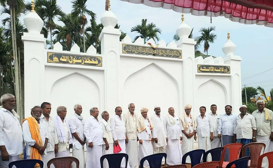 ದಾವಣಗೆರೆ ತಾಲ್ಲೂಕಿನ ಮಾಯಕೊಂಡ ಸಮೀಪದ ಅಣಬೇರು ಗ್ರಾಮದ ಮುಸ್ಲಿಂ ಸಮುದಾಯದ ಈದ್ಗಾ ಮೈದಾನದಲ್ಲಿ ನೂತನ ಈದ್ಗಾ ಗೋಡೆಯ ಉದ್ಘಾಟನಾ ಸಮಾರಂಭದಲ್ಲಿ ಜಾಗವನ್ನು ದಾನವಾಗಿ ನೀಡಿದ ಗ್ರಾಮದ ಆಂಜನೇಯಸ್ವಾಮಿ ದೇವಸ್ಥಾನ ಸಮಿತಿ ಅಧ್ಯಕ್ಷ ಕೆ.ಸಿ. ರಾಜಪ್ಪ ಮತ್ತು ಬಳಗಟ್ಟೆರ ಶೇಖರಪ್ಪರನ್ನು ಮುಸ್ಲಿಂ ಸಮುದಾಯದ ಮುಖಂಡರು ಗೌರವಿಸಿದರು.