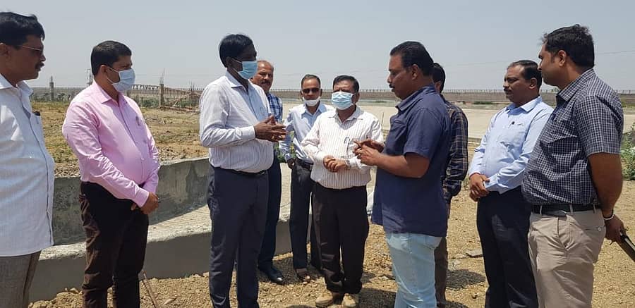 ವಿಜಯಪುರ ಜಿಲ್ಲಾಧಿಕಾರಿ ಡಾ.ವಿಜಯ ಮಹಾಂತೇಶ ದಾನಮ್ಮನವರ ಅವರು ಸೋಮವಾರ ನಗರದ ಭೂತನಾಳ ಗ್ರಾಮದ ಹತ್ತಿರ ನಿರ್ಮಾಣದ ಹಂತದಲ್ಲಿರುವ ಸೈಕ್ಲಿಂಗ್ ವೆಲೊಡ್ರೋಮ್ ಕಾಮಗಾರಿ ಪರಿಶೀಲಿಸಿ, ಅಧಿಕಾರಿಗಳಿಂದ ಮಾಹಿತಿ ಪಡೆದುಕೊಂಡರು