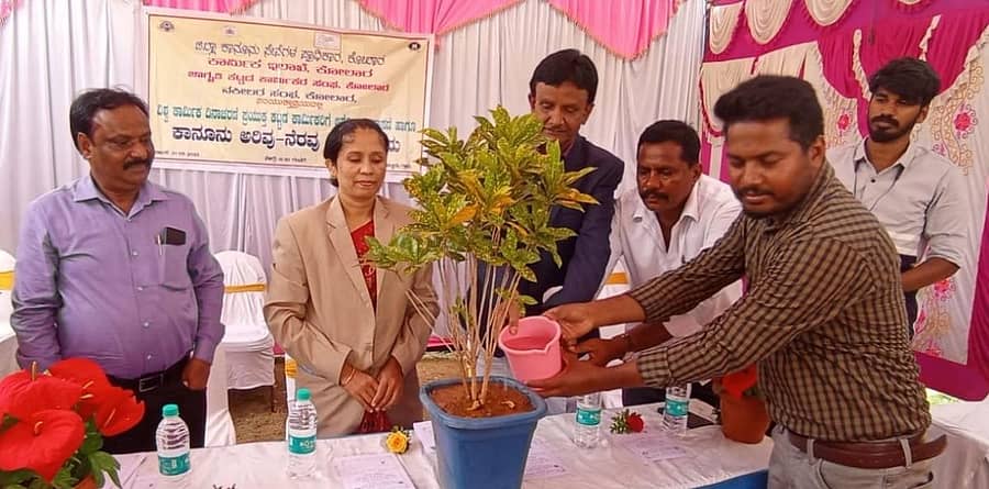 ಕೋಲಾರ ತಾಲ್ಲೂಕಿನ ಕೋಡಿಕಣ್ಣೂರು ಗ್ರಾಮದಲ್ಲಿ ಕಟ್ಟಡ ಕಾರ್ಮಿಕರಿಗೆ ಸೋಮವಾರ ಹಮ್ಮಿಕೊಂಡಿದ್ದ ಆರೋಗ್ಯ ತಪಾಸಣೆ ಮತ್ತು ಕಾನೂನು ಅರಿವು ಕಾರ್ಯಕ್ರಮವನ್ನು ಜಿಲ್ಲಾ ಕಾನೂನು ಸೇವಾ ಪ್ರಾಧಿಕಾರದ ಪ್ರಭಾರ ಸದಸ್ಯ ಕಾರ್ಯದರ್ಶಿ ಎನ್.ಅನುಪಮಾ ಉದ್ಘಾಟಿಸಿದರು