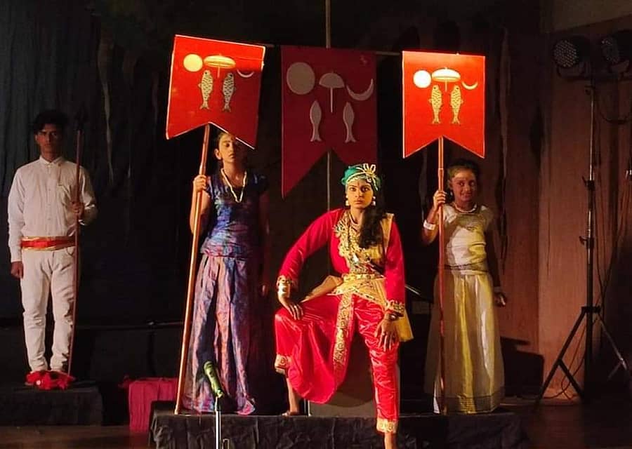 ದೆಹಲಿ ಕರ್ನಾಟಕ ಸಂಘದ ಅಮೃತ ಮಹೋತ್ಸವದ ಅಂಗವಾಗಿ ದೆಹಲಿಯಲ್ಲಿ ಇತ್ತೀಚೆಗೆ ನಡೆದ ಹಮ್ಮಿಕೊಂಡಿದ್ದ ಕೋಲಾರ ಮತ್ತು ಚಿಕ್ಕಬಳ್ಳಾಪುರ ಜಿಲ್ಲೆಯ ಸಾಂಸ್ಕೃತಿಕ ಉತ್ಸವದಲ್ಲಿ ಮಾಲೂರಿನ ರಂಗ ವಿಜಯ ತಂಡದ ಕಲಾವಿದರು ನಾಟಕ ಪ್ರದರ್ಶಿಸಿದರು