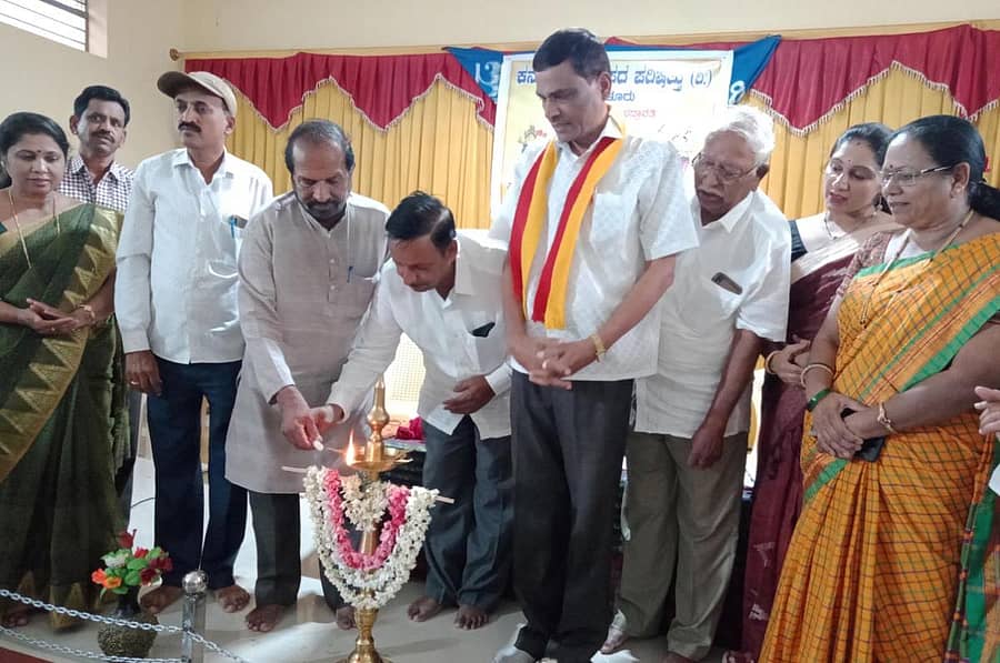 ಭದ್ರಾವತಿ ಕರ್ನಾಟಕ ಜಾನಪದ ಪರಿಷತ್ತು ಘಟಕವನ್ನು ಉದ್ಯಮಿ ಬಿ.ಕೆ. ಜಗನ್ನಾಥ ಉದ್ಘಾಟಿಸಿದರು. ಜಿಲ್ಲಾ ಕಸಾಪ ಅಧ್ಯಕ್ಷ ಡಿ. ಮಂಜುನಾಥ, ತಾಲ್ಲೂಕು ಜಾನಪದ ಪರಿಷತ್ತಿನ ಅಧ್ಯಕ್ಷ ಕೊಡ್ಲುಯಜ್ಞಯ್ಯ ಉಪಸ್ಥಿತರಿದ್ದರು.