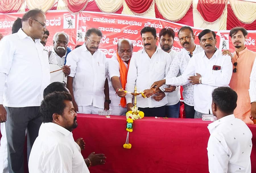 ಸುರಪುರದ ರಂಗಂಪೇಟೆಯಲ್ಲಿ ನಡೆದ ಕಾರ್ಮಿಕ ದಿನಾಚರಣೆ ಕಾರ್ಯಕ್ರಮವನ್ನು ಮಾಜಿ ಶಾಸಕ ರಾಜಾ ವೆಂಕಟಪ್ಪನಾಯಕ ಉದ್ಘಾಟಿಸಿದರು. ಡಾ.ಸುರೇಶ್ ಸಜ್ಜನ್, ರಾಜಾ ಹನುಮಪ್ಪನಾಯಕ, ಶಂಕರನಾಯಕ, ಮಲ್ಲಿಕಾರ್ಜುನ ಕ್ರಾಂತಿ ಇದ್ದರು