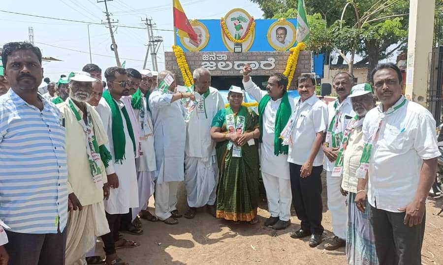 ಅಣ್ಣಿಗೇರಿಗೆ ಆಗಮಿಸಿದ ಜನತಾ ಜಲಧಾರೆ ರಥವನ್ನು ಕಾರ್ಯಕರ್ತರು ಸ್ವಾಗತಿಸಿದರು