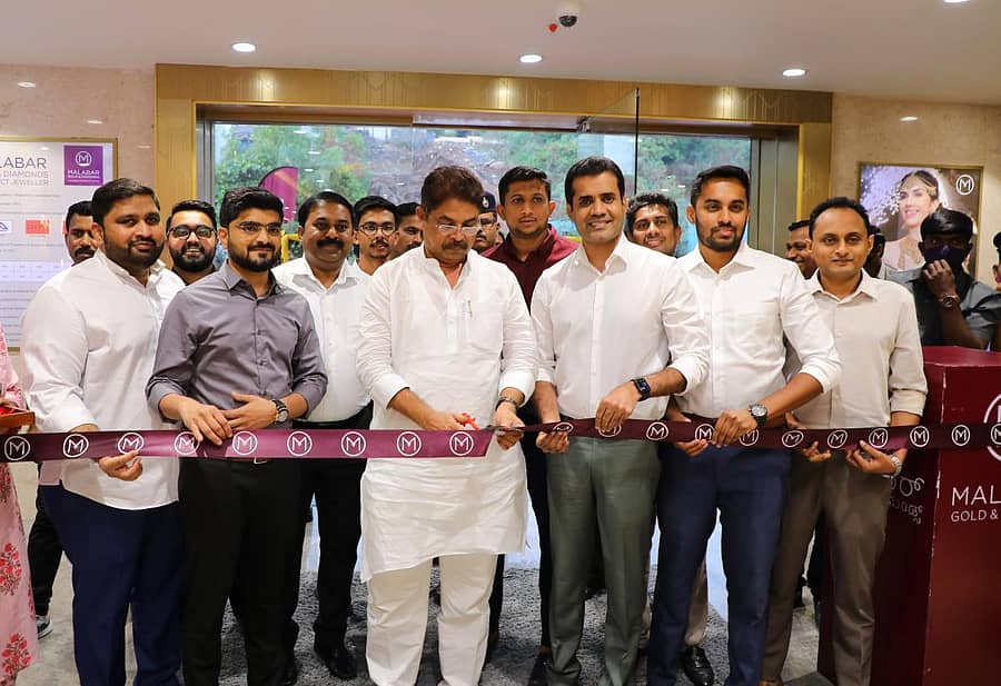 ಬನಶಂಕರಿಯಲ್ಲಿ ಆರಂಭಿಸಿರುವ ‘ಮಲಬಾರ್‌ ಗೋಲ್ಡ್‌ ಆ್ಯಂಡ್‌ ಡೈಮಂಡ್ಸ್‌’ನ ಹೊಸ ಷೋ ರೂಂ ಅನ್ನು ಕಂದಾಯ ಸಚಿವ ಆರ್‌. ಅಶೋಕ ಸೋಮವಾರ ಉದ್ಘಾಟಿಸಿದರು. ಕರ್ನಾಟಕ ವಿಭಾಗದ ಮುಖ್ಯಸ್ಥ ಫಿಲ್ಸೋರ್‌ ಬಾಬು, ವಲಯ ಮುಖ್ಯಸ್ಥರಾದ ಮಾನ್ಸೂರ್ ಅಲಂ ಮತ್ತು ರಿಬಿನ್‌ ತೌಫಿಕ್‌ ಇದ್ದರು.