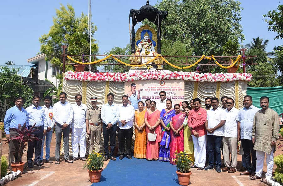 ಬಸವ ಜಯಂತಿ ಅಂಗವಾಗಿ ಬೆಳಗಾವಿಯ ಗೋವಾವೇಸ್ ಸಮೀಪದ ಬಸವೇಶ್ವರ ವೃತ್ತದಲ್ಲಿ ಪ್ರತಿಮೆಗೆ ಸಂಸದೆ ಮಂಗಲಾ ಅಂಗಡಿ, ಅಧಿಕಾರಿಗಳು ಹಾಗೂ ಸಮಾಜದ ಮುಖಂಡರು ಮಾಲಾರ್ಪಣೆ ಮಾಡಿದರು/ ಪ್ರಜಾವಾಣಿ ಚಿತ್ರ