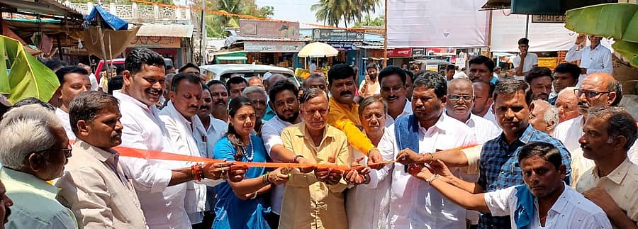 ಕಾರಟಗಿಯ ಹಳೆ ಬಸ್ ನಿಲ್ದಾಣದ ಬಳಿ ನಿರ್ಮಿಸಲಾಗಿರುವ ಶರಣಬಸವೇಶ್ವರ, ವೀರಭದ್ರೇಶ್ವರ ಮಹಾದ್ವಾರವನ್ನು ಗಣ್ಯರು ಉದ್ಘಾಟಿಸಿದರು