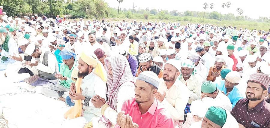 ಕನಕಗಿರಿಯ ಈದ್ಗಾ ಮೈದಾನದಲ್ಲಿ ಮಂಗಳವಾರ ಈದ್ ಉಲ್ ಫಿತ್ರ್ ಅಂಗವಾಗಿ ಮುಸ್ಲಿಂ ಸಮಾಜದವರು ಸಾಮೂಹಿಕ ಪ್ರಾರ್ಥನೆ ಸಲ್ಲಿಸಿದರು