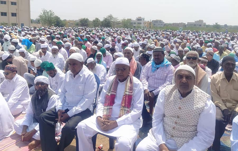 ಕುಕನೂರಿನಲ್ಲಿ ಮಂಗಳವಾರ ಮುಸ್ಲಿಂ ಸಮಾಜದವರು ಸಾಮೂಹಿಕ ಪ್ರಾರ್ಥನೆ ಸಲ್ಲಿಸಿದರು