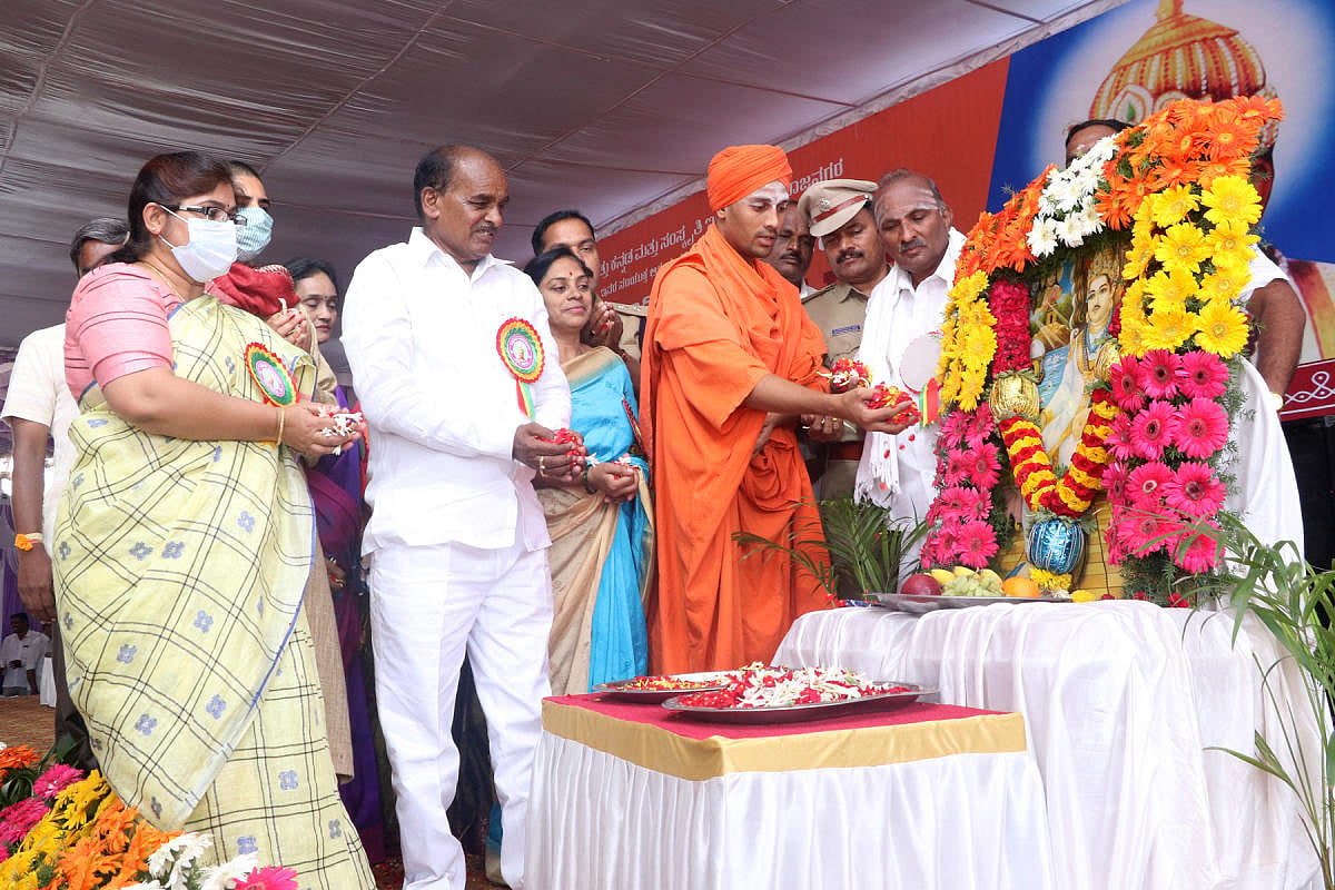 ದಾರ್ಶನಿಕರು ಕೊಟ್ಟ ಧರ್ಮದ ಮರೆವಿನಿಂದ ಭ್ರಷ್ಟಾಚಾರ: ಬಸಪ್ಪ ಬ…